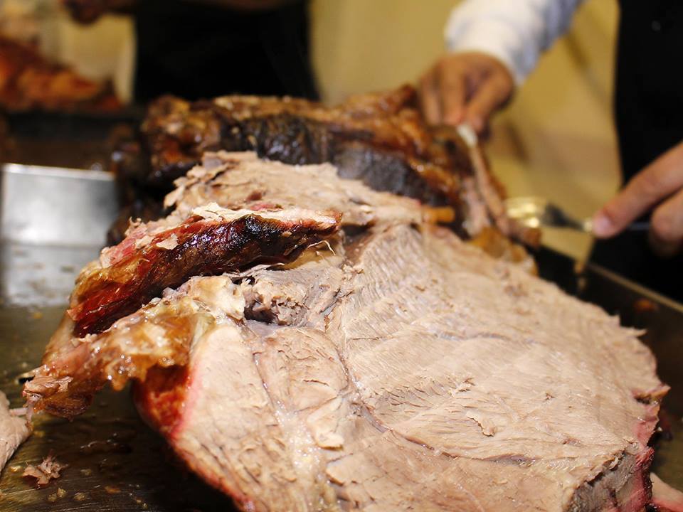 Pernil de vaca cortándose en láminas