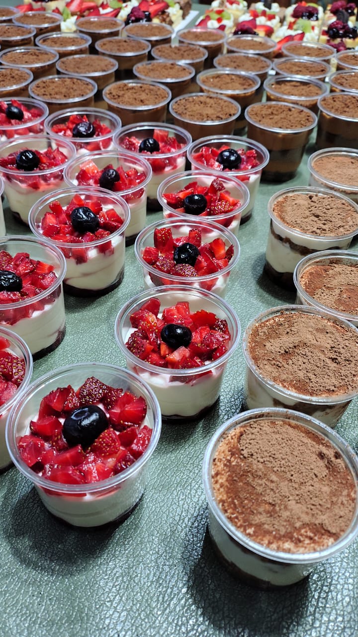 Bandeja de shots dulces: tiramisú y frutillas con crema